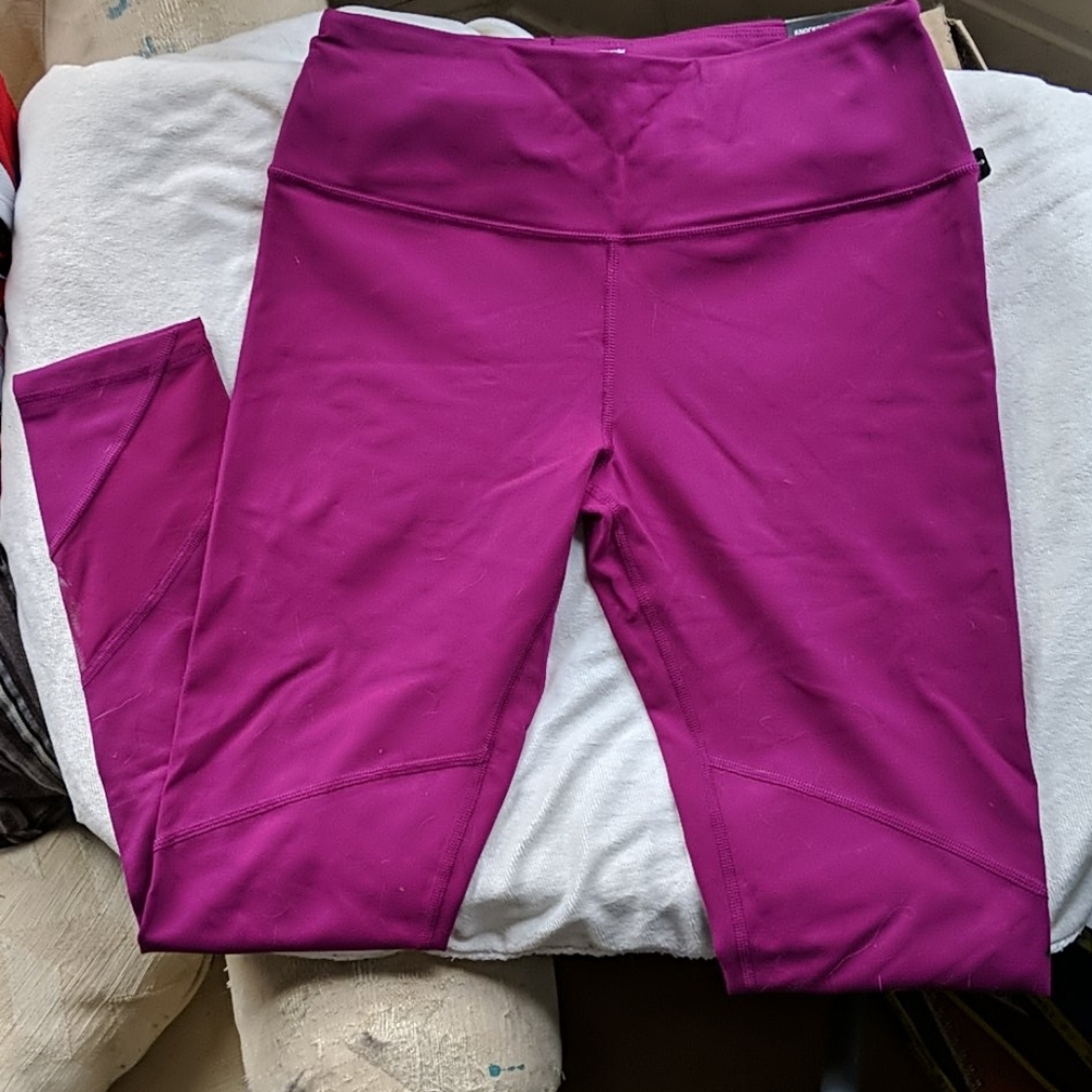 BNWT Victoria Sport Magenta Knockout Tights